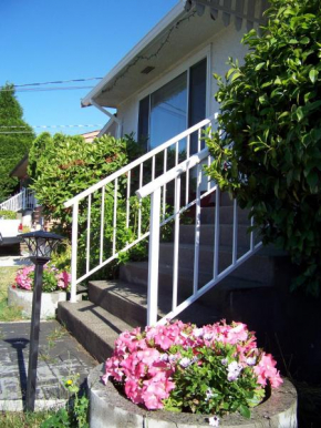  Serenity Bed and Breakfast  Бёрнаби